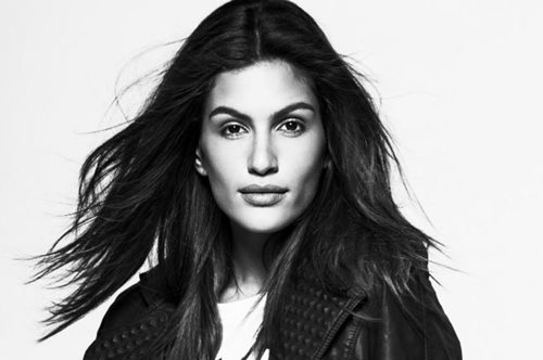 Aν εδώ βλεπετε τη Σίντι Κρόφορντ κοιτάξτε καλύτερα - βρήκαμε τη σωσία της