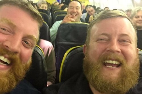 Μπήκε στο αεροπλάνο και κάθισε δίπλα στον σωσία του