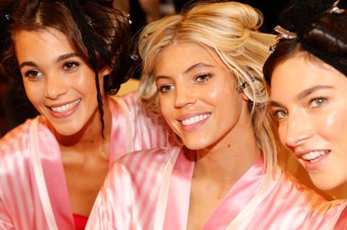 Τα 8 προϊόντα που χρησιμοποιούν οι γυναίκες με συγκλονιστικά μαλλιά 