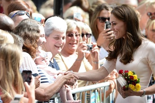 Το ροζ φόρεμα της Κέιτ και τα παπούτσια έκπληξη - έβγαλε τις nude γόβες της
