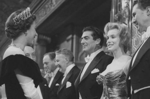 Η κρύα χειραψία της Μέριλιν στην Ελισάβετ που άφησε εποχή. Ήταν και οι δύο 30 ετών