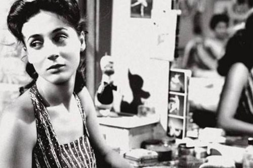 69 χρόνια πριν: Η Έλλη Λαμπέτη με μελαγχολικό βλέμμα ποζάρει στο λιμάνι της Υδρας