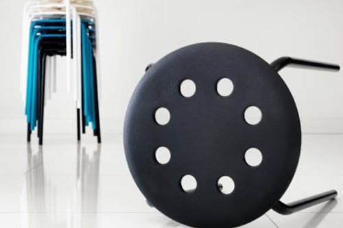 Ανάγκασε την ΙΚΕΑ να ζητήσει συγγνώμη επειδή οι όρχεις του παγιδεύτηκαν σε σκαμπό