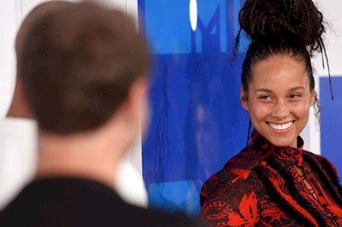 Γιατί η Alicia Keys ήταν η μοναδική τραγουδίστρια που δεν φόρεσε μακιγιάζ στα βραβεία του MTV;
