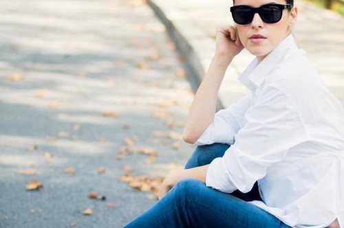 Αυτό το αξεσουάρ γνωστής σχεδιάστριας ταιριάζει με όλα τα outfit και μπορείς να το φτιάξεις μόνη σου