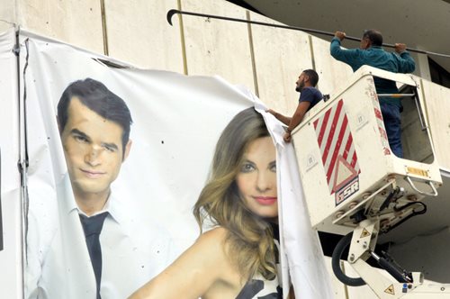 Ξηλώνουν τις αφίσες του Φουρθιώτη από την Αθήνα