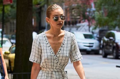 Η Τζίτζι Χαντίντ συνδύασε τις ψηλές σέξι μπότες της με καλοκαιρινό φόρεμα [Εικόνες]