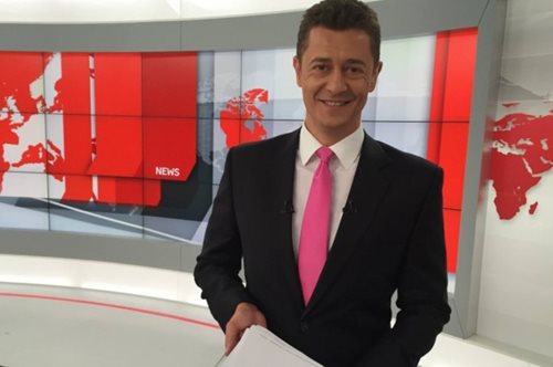 Η φωτογραφία από το πλατό των ειδήσεων του Σρόιτερ στο Instagram έχει κρυμμένο σχόλιο για τις άδειες