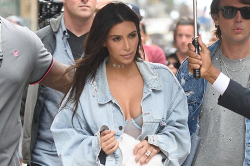 Η Κιμ Καρντάσιαν λανσάρει τις πιο αδιάβροχες μπότες που έχετε δει ποτέ