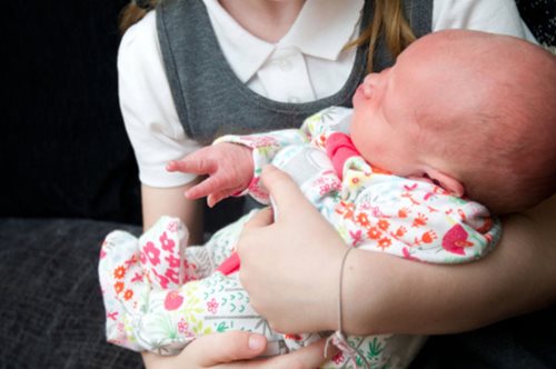 Άνδρας γρονθοκόπησε μωρό μόλις 5 ημερών γιατί νόμισε ότι ήταν κούκλα