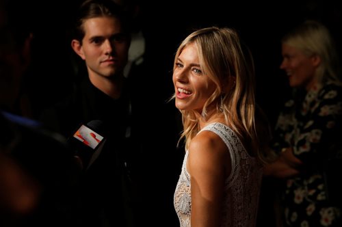 Η Σιένα Μίλερ πήγε στο πάρτι του Cartier με το πιο όμορφο boho φόρεμα