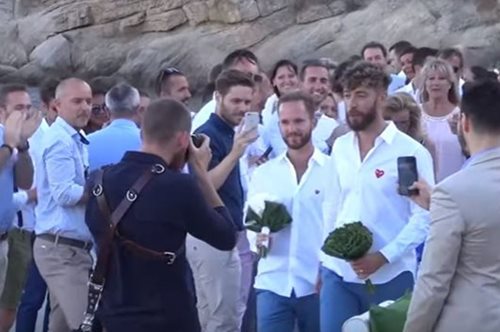 Ο πρώτος gay γάμος στην Ψαρρού της Μυκόνου για ζευγάρι Γάλλων