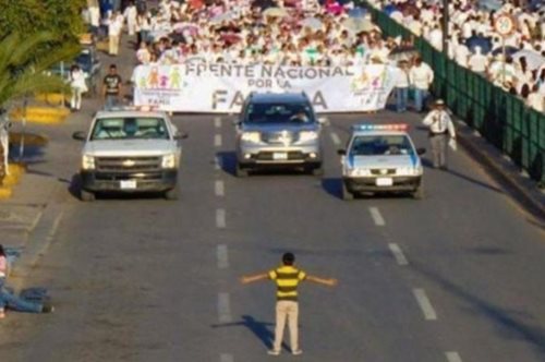 Το 12χρονο αγόρι που σταμάτησε 11.000 διαδηλωτές ενάντια στους gay «Μισώ αυτούς που μισούν»
