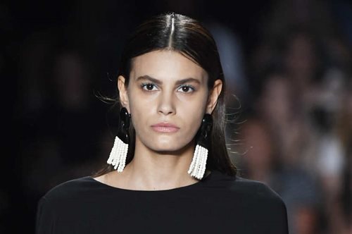 Μοντέλο πιάνει το σκουλαρίκι που της πέφτει με μια αδιανόητη κίνηση