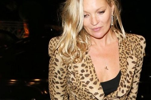 Η Kate Moss φόρεσε το μαύρο κολάν σε βραδινή έξοδο και κατάφερε να μην κάνει στιλιστικό λάθος
