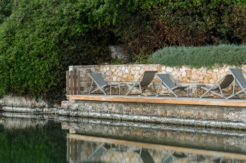 Μπάνιο στη λίμνη: 5 λόγοι για να καταδυθεί κανείς στον κοσμοπολιτισμό της λίμνης Βουλιαγμένης 