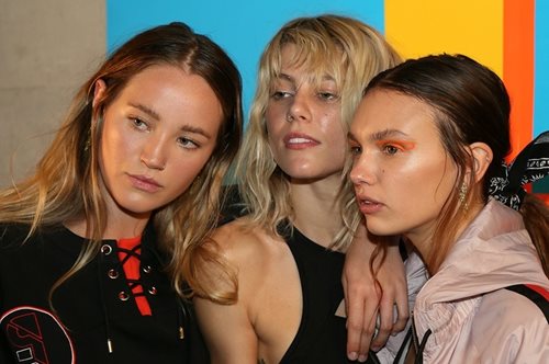 Τι μπορείς να κάνεις στα μαλλιά σου με μια κορδέλα και να μοιάζεις πάντα χτενισμένη 