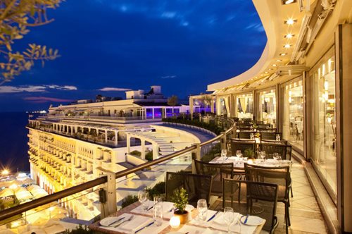 Μια βραδιά στο roof garden του Electra Palace της Θεσσαλονίκης, με θέα τον Θερμαϊκό