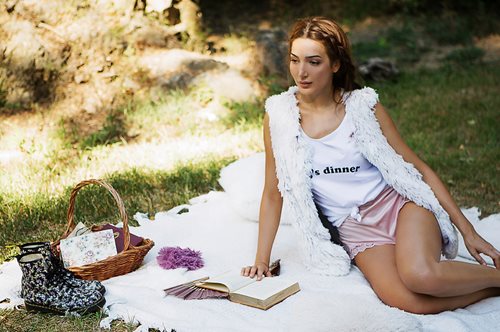 To fur jacket από το ελληνικό brand Dog's Dinner θα σε κάνει λούτρινη. Όλοι αγαπούν τα λούτρινα 