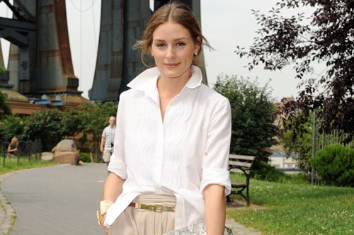 Η Ολίβια Παλέρμο εμφανίστηκε με πουκάμισο ZARA στην εβδομάδα μόδας του Λονδίνου