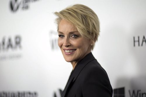 Η Σάρον Στόουν τολμά να φωτογραφηθεί χωρίς μακιγιάζ και κόμπλεξ