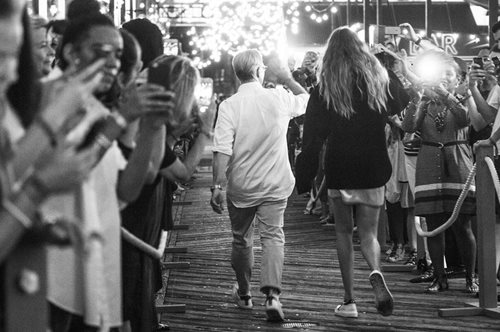 Το πλήθος υποκλήθηκε στη νέα κολεξιόν του Hilfiger και το αποτέλεσμα της συνεργασίας με την Hadid