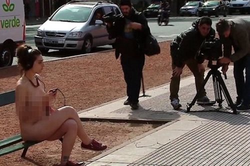 Γυναίκες ξεγυμνώθηκαν έξω από τη Βουλή της Αργεντινής για τα δικαίωματά τους