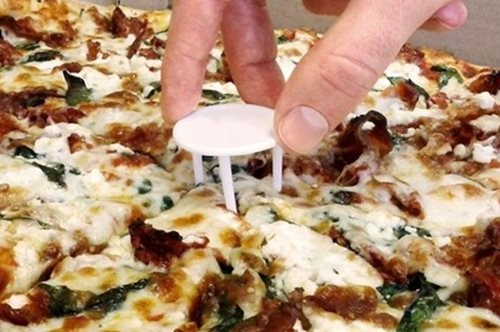 Γνωρίζατε σε τι χρησιμεύουν τα λευκά πλαστικά «τραπεζάκια» στο κέντρο της πίτσας;