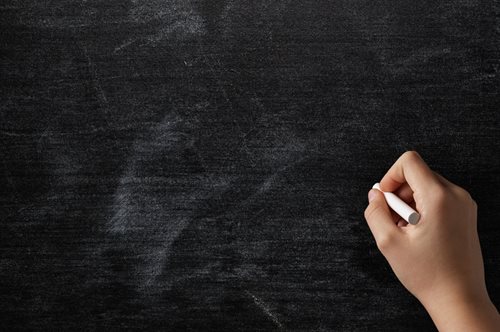 Nα γιατί μας ανατριχιάζει ο ήχος των νυχιών στον μαυροπίνακα