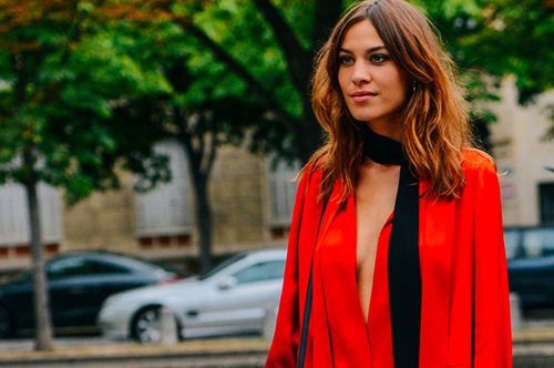 Στο πόδι; Ένας στιλάτος και ψαγμένος τρόπος να φορέσεις το φουλάρι σου