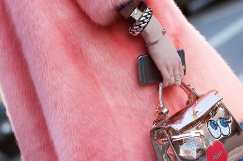 Ένα κόσμημα από τα 90s, που όλες έχουμε φορέσει, επιστρέφει δυναμικά. Θα το ξαναφορέσουμε;  