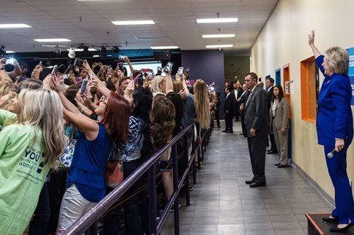 Όλη η αλήθεια πίσω από αυτή τη φωτογραφία της Χίλαρι Κλίντον που έγινε viral