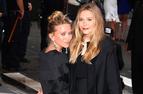 Η σικ και απρόσμενη εμφάνιση των αδελφών Όλσεν σε γάμο το Σαββατοκύριακο