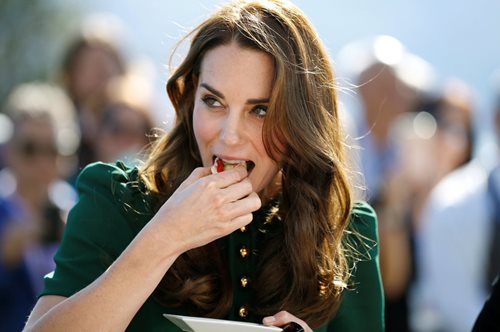 Η Κέιτ πάει σε φεστιβάλ φαγητού με Dolce & Gabbana πράσινο παραμυθένιο φόρεμα