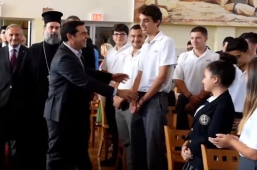 Ποιος είναι ο μαθητής από την Αστόρια και γιατί αρνήθηκε χειραψία στον Τσίπρα