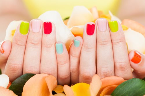 10 ιδέες για τα μανικιούρ του καλοκαιριού από τις πιο ενημερωμένες beauty insiders