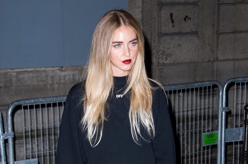 H ασύλληπτη φούστα που φόρεσε η Κιάρα Φεράνι στην εβδομάδα μόδας του Παρισιού