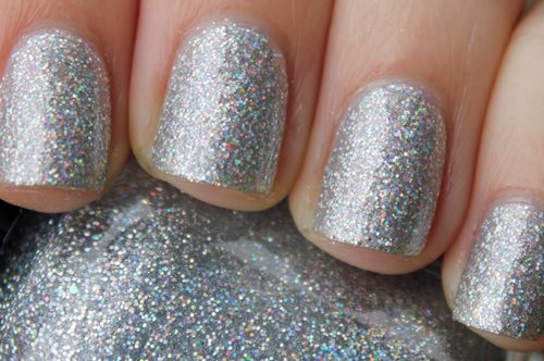 Απλώνεις το glitter βερνίκι νυχιών με το βουρτσάκι; Λάθος. Ο σωστός τρόπος είναι άλλος 