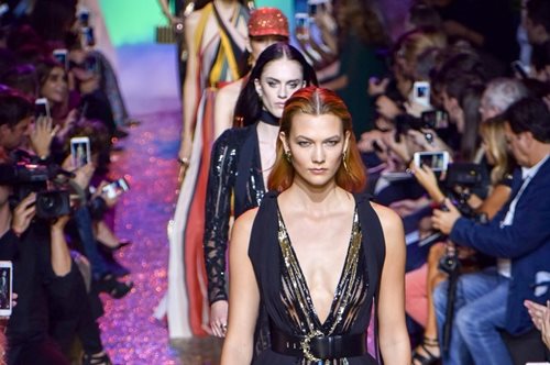 Γιατί τα μοντέλα δεν χαμογελούν ποτέ στην πασαρέλα;