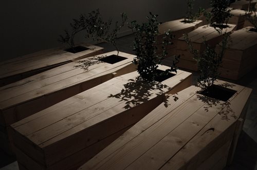 Με 100 φέρετρα ξεκίνησε η έκθεση της Γιόκο Όνο στη Θεσσαλονίκη