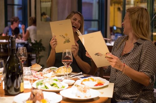 Γιατί στο Zampano όλοι τρώνε, πίνουν και περνούν καλά αλλά οι γυναίκες περνούν καλύτερα;