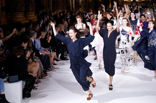 Στο σόου της Stella McCartney, στο Παρίσι, τα μοντέλα έστησαν πάρτι. Σταμάτησαν να είναι κρεμάστρες