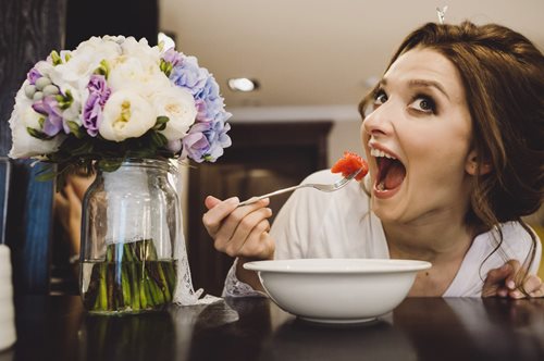 Πώς να τρώτε όσο θέλετε και να αποφεύγετε το φούσκωμα στην κοιλιά