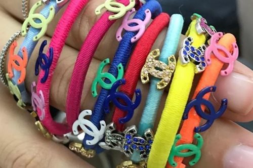 Tα λαστιχάκια μαλλιών της Chanel δεν θα τα χάσουμε ποτέ (ορκιζόμαστε)