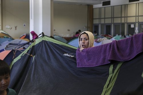 Μάχη για τη ζωή δίνει 8χρονη που έπεσε από μεγάλο ύψος σε προσωρινό καταυλισμό