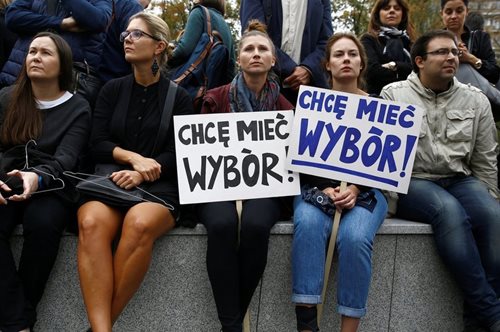 Μεγάλη νίκη των Πολωνών: Το κοινοβούλιο απέρριψε το νόμο για τις απαγορεύσεις των αμβλώσεων