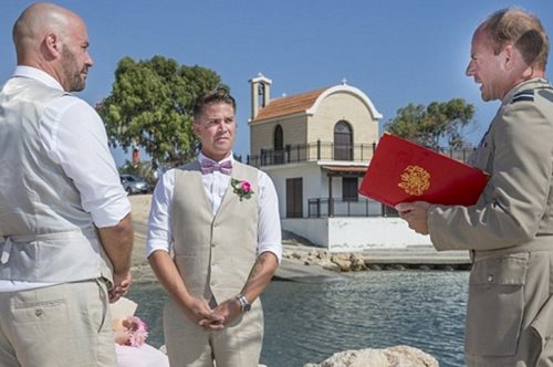 Ο πρώτος gay γάμος σε στρατιωτική βάση στην Κύπρο κάνει το γύρο του κόσμου