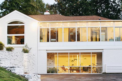 Ένας έξυπνος τρόπος να κρύψεις τους εξωτερικούς κάδους σκουπιδιών 