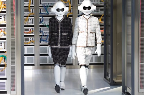 Να γιατί η Chanel είναι αιώνια - Ρομπότ φορά την πιο εμβληματική ζακέτα του σόου