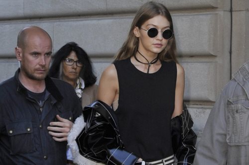 Τα αγαπημένα flat παπούτσια της Gigi Hadid είναι ό,τι πρέπει για τα πολυάσχολα κορίτσια 